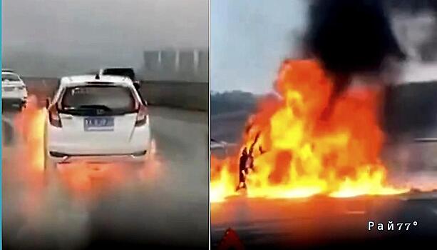 Лужа стала причиной возгорания автомобиля в Китае