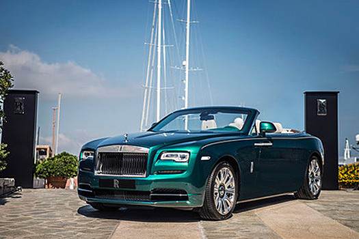 Rolls-Royce украсил автомобили изумрудами и перламутром