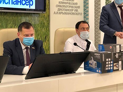 Юрий Швыткин передал продуктовые наборы врачам краевого онкоцентра