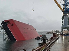 Момент крушения плавкрана в Севастополе попал на видео