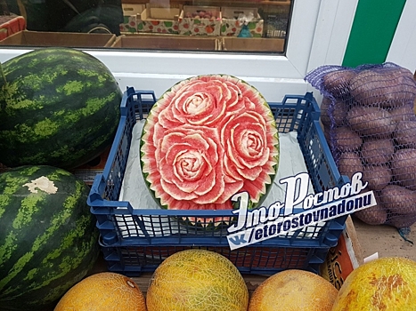 Красивую розу их арбуза вырезали на рынке Военведа