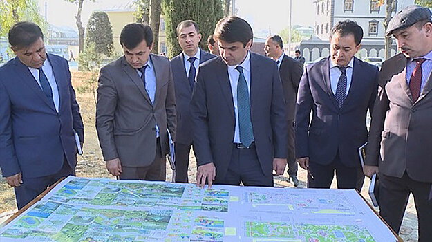 Рустам Эмомали проверил ход строительства нового детского парка в Душанбе