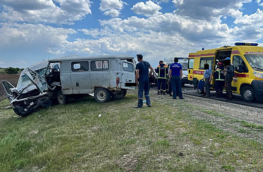 Последствия смертельного ДТП с семью пострадавшими попали на камеру в Саратовской области