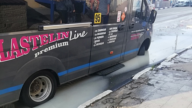 На Чернышевского «ГАЗель» и автобус стали заложниками дорожных провалов