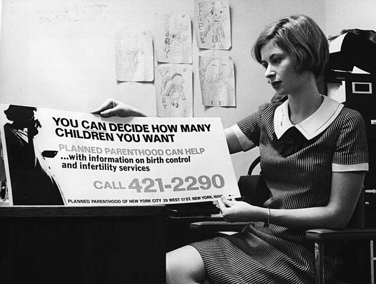 «Вы можете решать, сколько детей вам рожать» — Марсия Голдштейн, директор по связям центра планирования семьи, показывает рекламный плакат, который скоро разместят на автобусах Нью-Йорка, 14 декабря 1967 года.