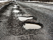Уральская пенсионерка разобрала гараж, чтоб замостить ямы на дороге