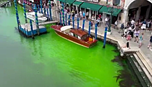 Вода в Венеции окрасилась в ярко-зеленый цвет