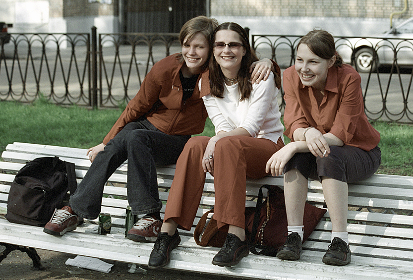 Девушки в сквере на скамейке, 2002 год