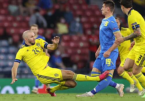 Защитник Швеции Даниэльссон удален за фол на Беседине после ВАР. Украинца заменили из-за травмы