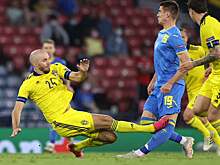 Защитник Швеции Даниэльссон удален за фол на Беседине после ВАР. Украинца заменили из-за травмы