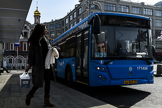 Восемь автобусов коммерческих перевозчиков изменят свой маршрут в Москве 9 мая