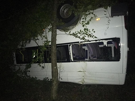 Два человека пострадали в ДТП с перевернувшимся микроавтобусом на трассе "Дон" в Краснодарском крае