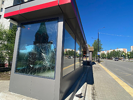 В Тынде вандалы разбили стеклянные стены и двери в трёх тёплых остановках