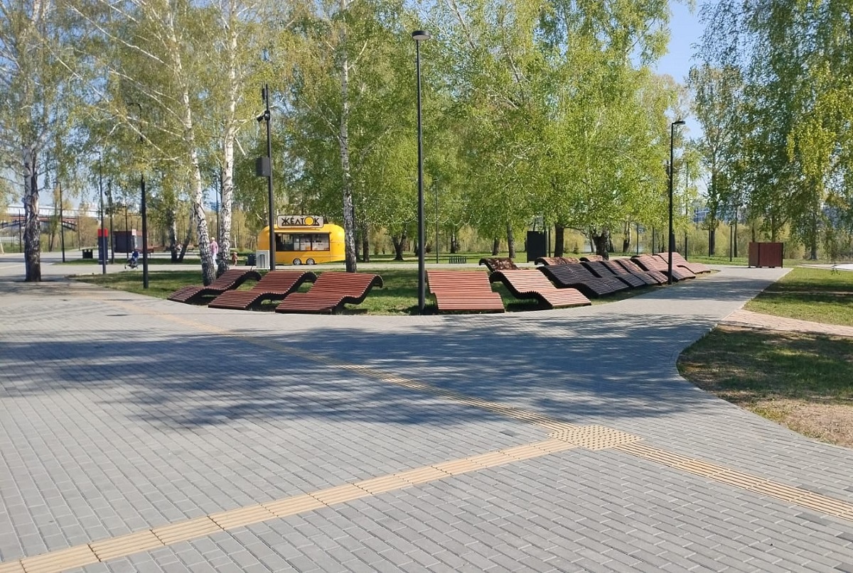 В Новосибирске в парке «Арена» установили шезлонги и летние душевые