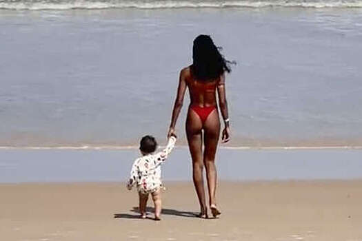 Модель Нара Баптиста опубликовала фото в купальнике с сыном