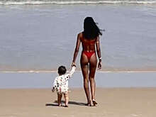 Модель Нара Баптиста опубликовала фото в купальнике с сыном