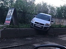«Он же памятник!»: на бордюре у Птичьего рынка уже вторую неделю висит Ford
