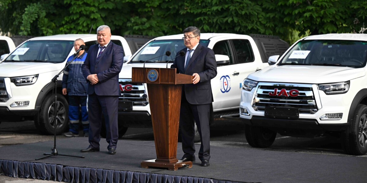 Акылбек Жапаров вручил Министерству энергетики Кыргызстана ключи от спецтехники