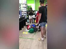 ВИДЕО: Барецкий подрался с трансгендером в продуктовом магазине