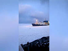 На видео попали корабли, застрявшие во льдах в порту Темрюка