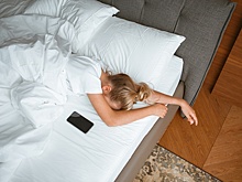 Врач Арифджанова: Сон с телефоном под подушкой грозит "синдромом разбитого утра"