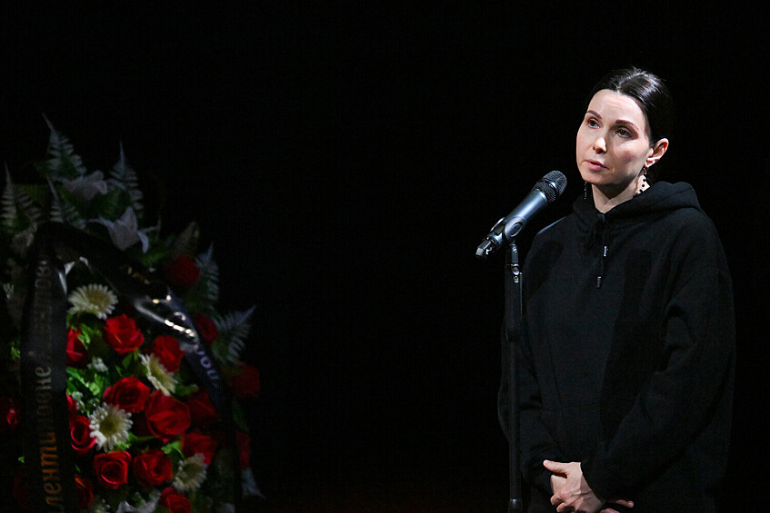 Актриса Александра Урсуляк на церемонии прощания с народной артисткой РФ Верой Алентовой в Московском драматическом театре имени А.С. Пушкина, 29 декабря 2025 года