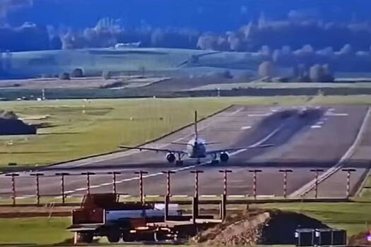 Пассажирский самолет едва не выкатился за пределы полосы и попал на видео