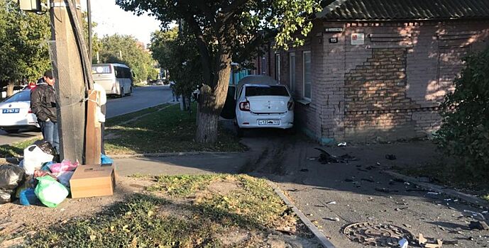 В Ростове в результате ДТП машину отбросило в стену жилого дома