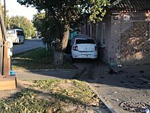 В Ростове в результате ДТП машину отбросило в стену жилого дома