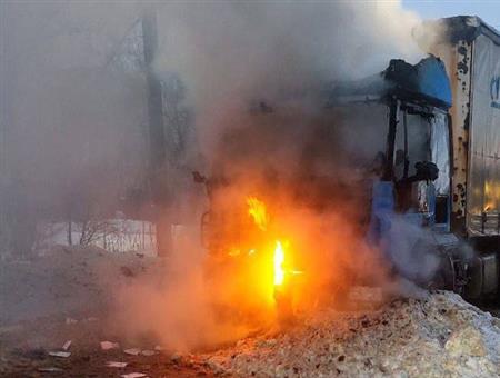 Под Самарой сгорела фура с пластиковыми бутылками
