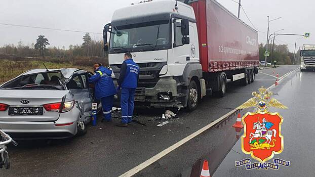 Один человек погиб в ДТП с легковушкой и фурой в Подмосковье