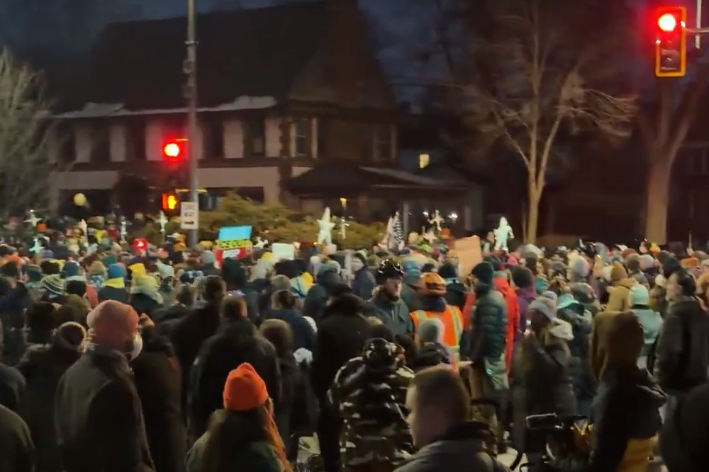 В США возник конфликт между ведомствами из-за убийства женщины в Миннеаполисе