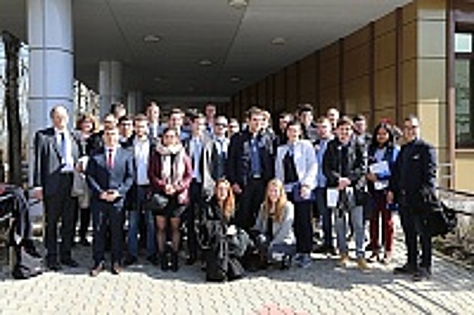 Студенты из Франции познакомились с инновационными компаниями Зеленограда