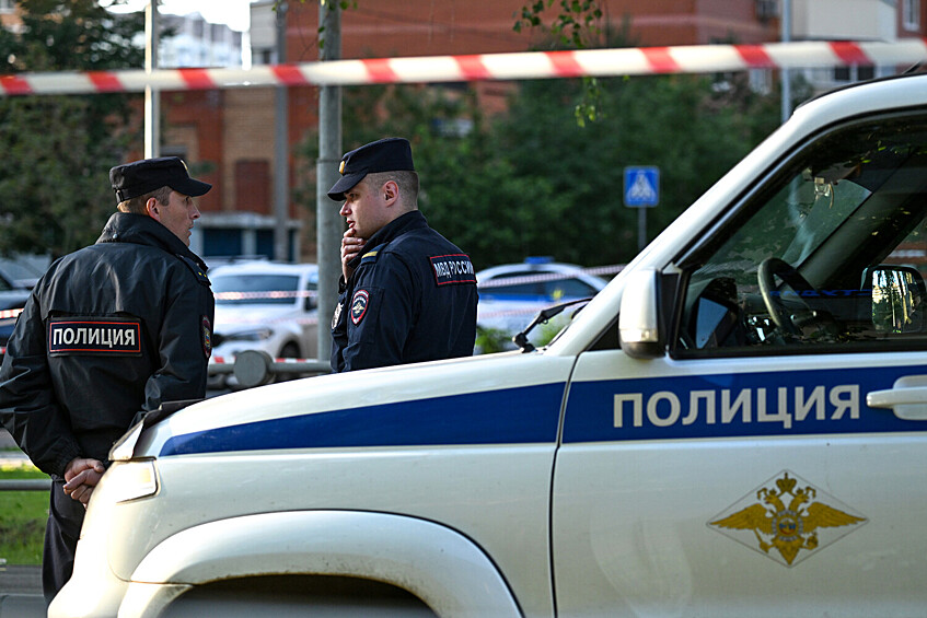 Сотрудники полиции у жилого дома, в который попал БПЛА, в Красногорске, 24 июня 2025 года