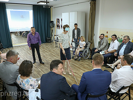 Пензенские чиновники на тренинге смогли почувствовать себя в роли инвалидов