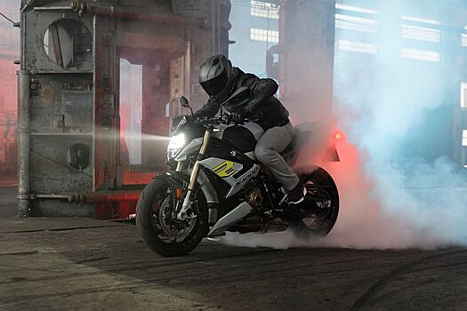 BMW S 1000 R обновился внешне и получил новую начинку