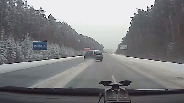 Обогнал, потерял управление, вылетел в кювет: автомобиль попал в снежный плен под Екатеринбургом