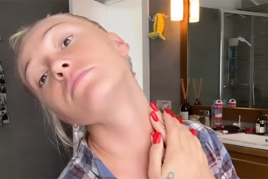 Настя Ивлеева показала на видео «пробуждающие массажи» лица