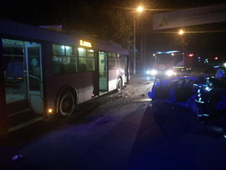 Hyundai врезался в троллейбус: пострадали женщина и ребенок