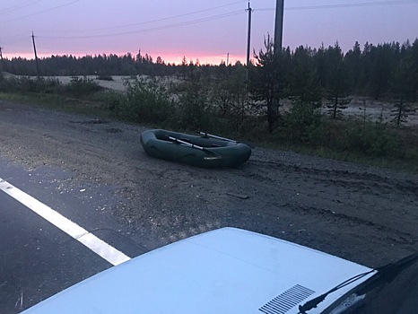 В городе на Ямале ищут хозяина припаркованной у дороги лодки. ФОТО