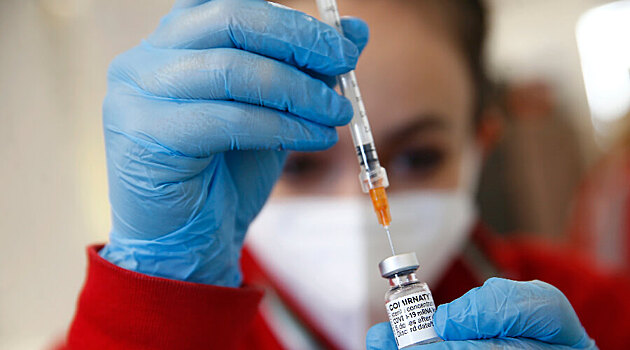 Учителям по ошибке ввели шесть доз вакцины Pfizer