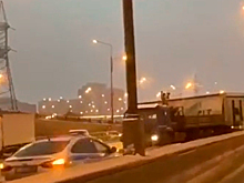 Два грузовика столкнулись на МКАД, создали огромную пробку и попали на видео