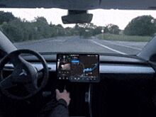 Tesla показала все прелести автопилота в видео