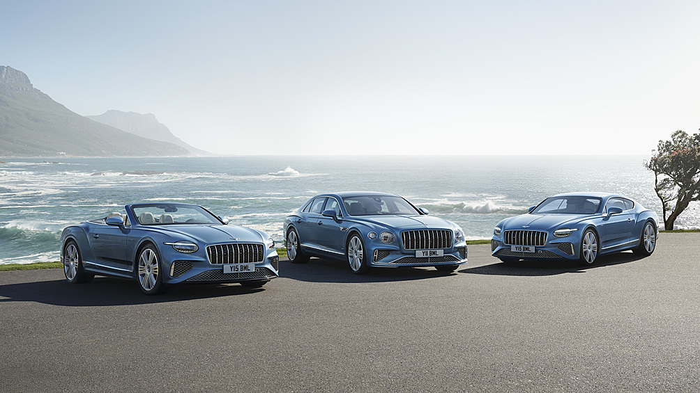 Купе Bentley Continental GT, кабриолет Bentley Continental GTC и седан Bentley Flying Spur получили новую 680-сильную гибридную версию High Performance Hybrid на базе 520-сильного 4,0-литрового турбомотора V8 и встроенного в 8-ступенчатый «робот» 190-сильного электромотора.