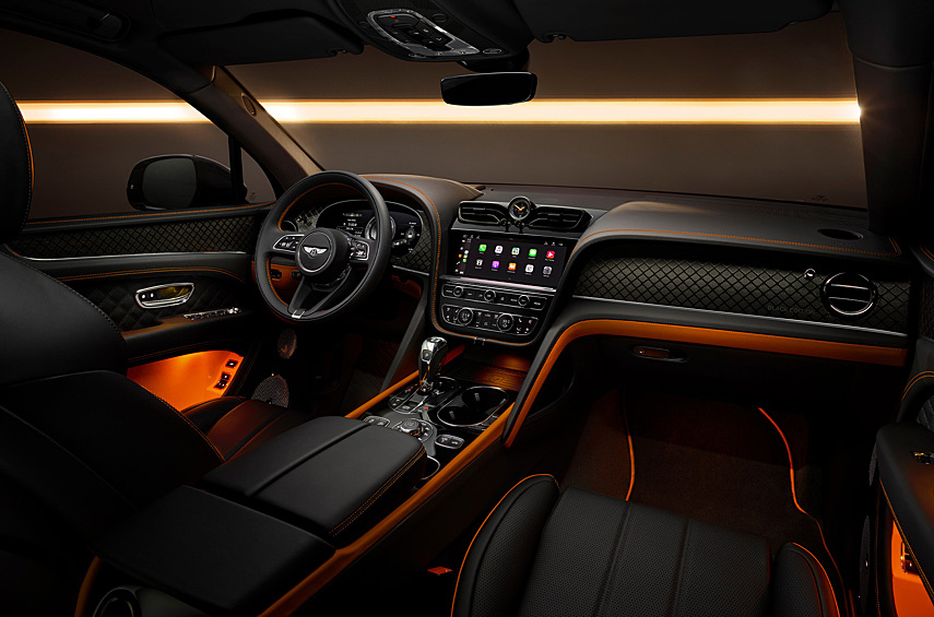 При этом детали оформления кузова чёрные — даже фирменные «крылья» Bentley Wings и шильдики. В интерьере чёрная кожа Beluga тоже контрастирует с яркими акцентами: это оригинальная прострочка, окантовка и вставки.
