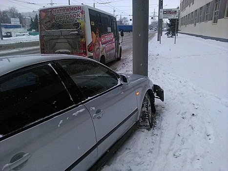 В Пензе из-за наглого маневра маршрутчика иномарка врезалась в столб