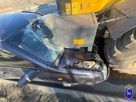 В Тольятти женщина на Lada Kalina наехала на погрузчик