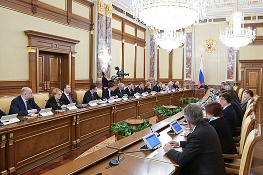 Медведев рассказал депутатам об обновлении парка вагонов