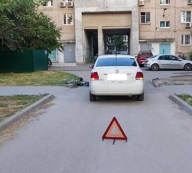 В Волгодонске иномарка сбила велосипедиста на тротуаре