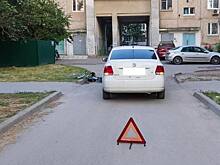 В Волгодонске иномарка сбила велосипедиста на тротуаре